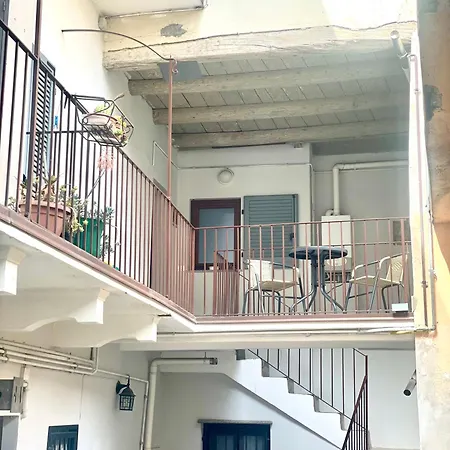アパート L'arco - In Historic Center レーザ